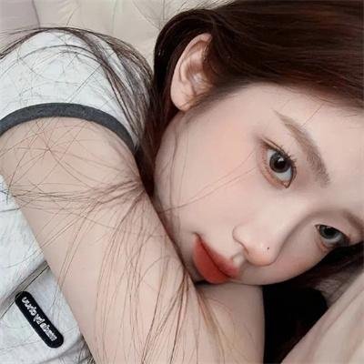 老牌影帝被曝机场牵手女助理，前后半年品牌活动现场画面流出